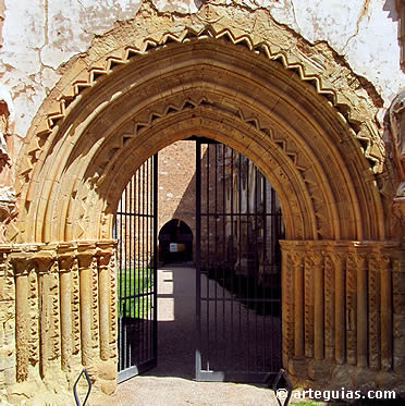 Portada occidental del Monasterio de Piedra