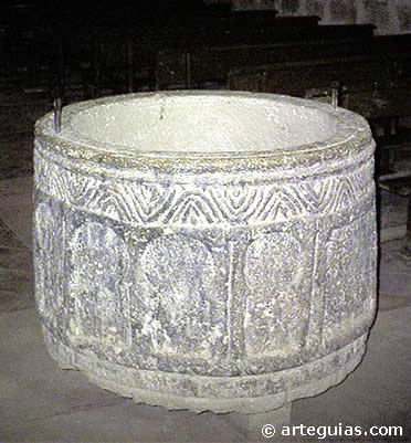 La de Santa Mar&iacute;a de Riaza es una de las pilas m&aacute;s interesantes de Segovia por sus arcos de herradura