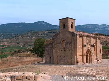 La iglesia en su verde entorno de la Sonsierra
