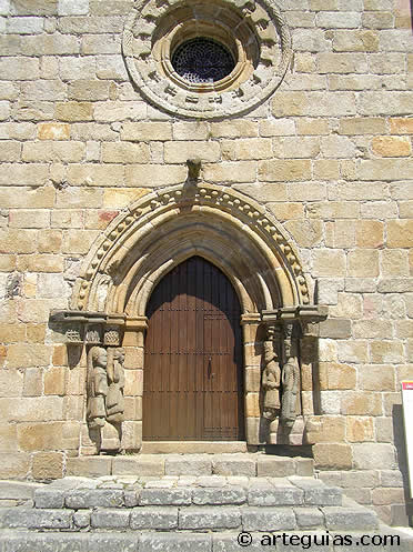 Portadade la iglesia de Puebla de Sanabria