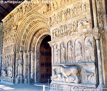 Puerta del Monasterio de Ripoll. Uno de los emblemas del Rom&aacute;nico en Girona y Catalu&ntilde;a