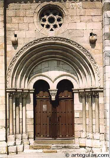 Portada sur de Santiago del Burgo