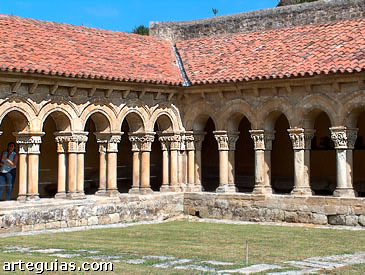 Santillana del Mar. Claustro