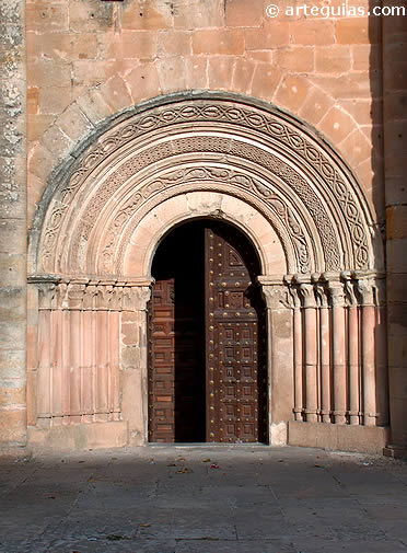Portada a la nave del Evangelio de la Catedral de Sig&uuml;enza