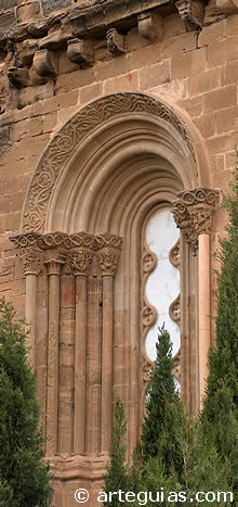 Ventanal del Monasterio de Santa Mar&iacute;a de Villanueva de Sigena