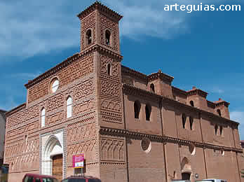 Magn&iacute;fica iglesia fortificada de Tobed. Son iglesias con galer&iacute;a nacidas en la guerra de los dos Pedros