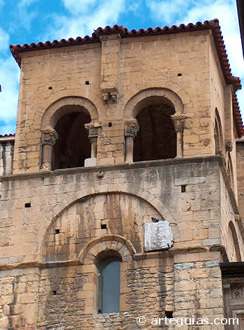 Torre rom&aacute;nica de la Catedral de Oviedo