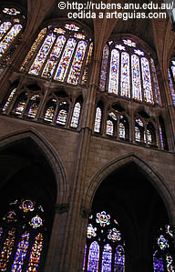 Arquitectura g&oacute;tica del periodo cl&aacute;sico: vidrieras de la catedral de Le&oacute;n