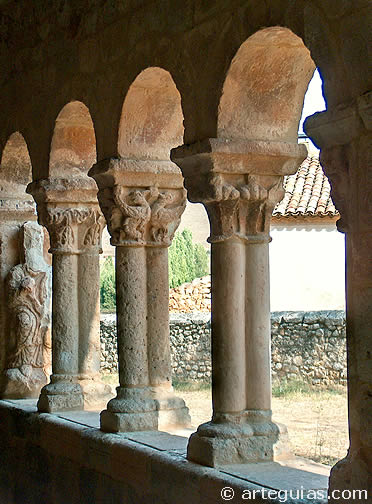 Galer&iacute;a porticada de la iglesia de Villasayas, Soria