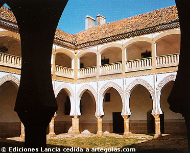 Patio del Palacio de los Duques de Alba o Palacio de Sotofermoso de Abad&iacute;a