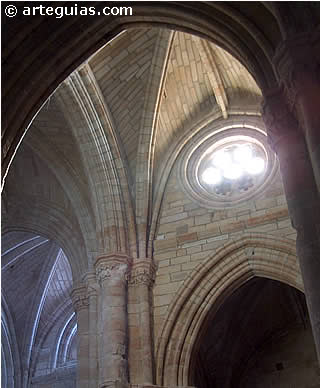 Interior g&oacute;tico de la iglesia de Alcocer