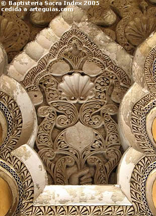 Para algunos autores, el amor del Islam por el llujo en el arte fue tomado del mundo bizantino. En la imagen: detalle de la Alhambra