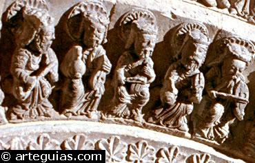 M&uacute;sica medieval: ancianos con instumentos en Santo Domingo de Soria