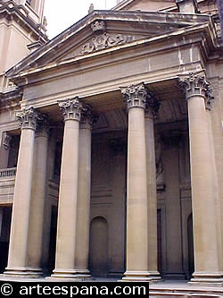 Arquitectura neocl&aacute;sica:  fachada de la Catedral de Pamplona
