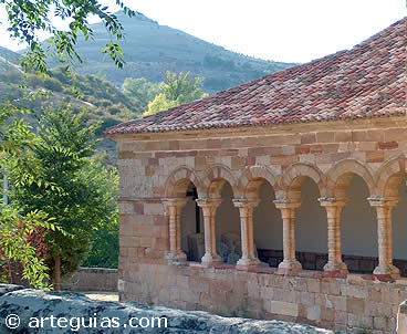 En Atienza hay lugares tan hermosos como este p&oacute;rtico rom&aacute;nico de la iglesia de San Bartolom&eacute;