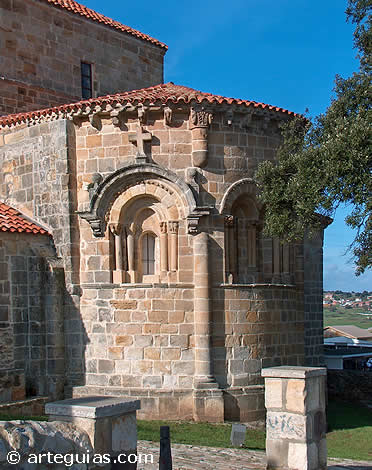 &Aacute;bside de la iglesia de Bareyo. Cantabria