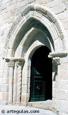 Portada de la iglesia de Santiago de Bembrive. Concello de Vigo