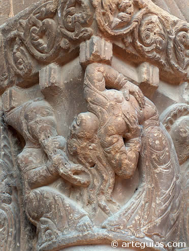 Juglares en un capitel de la iglesia de Biota. Zaragoza
