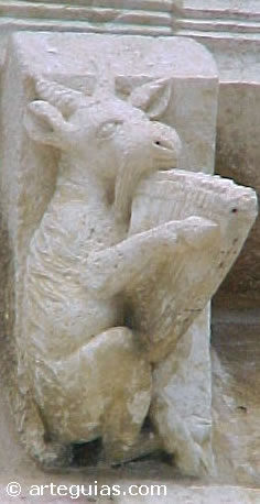 Curioso capitel de una cabra con arpa. onasterio de Est&iacute;baliz