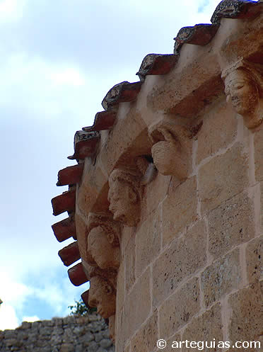 Canecillos de la Ermita de la Soledad de Calata&ntilde;azor