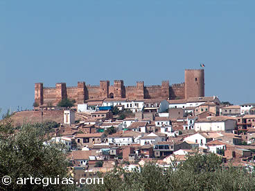 Castillo musulm&aacute;n de Ba&ntilde;os de la Encina desde la lejan&iacute;a