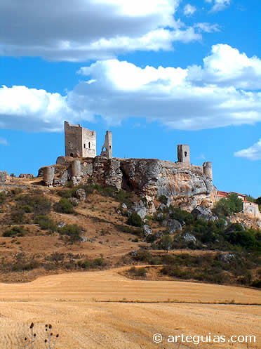 Castillo de Calata&ntilde;azor desde el Valle de la Sangre