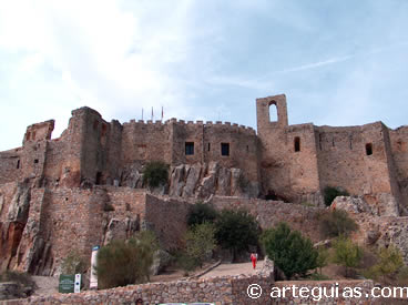 Murallas y cabecera de la iglsia. Sacro Convento Castillo de Calatrava la Nueva. Ciudad Real