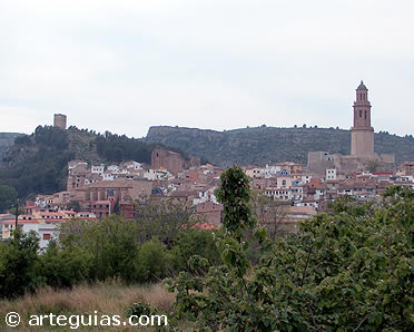 J&eacute;rica. A la izquierda, la torre isl&aacute;mica y a la derecha de la imagen, el castillo cristiano.