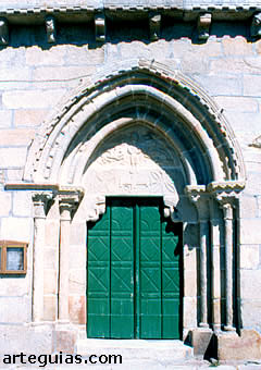 Puerta de la iglesia de Cela (Municipio de Bueu en la Comarca de O Morrazo)