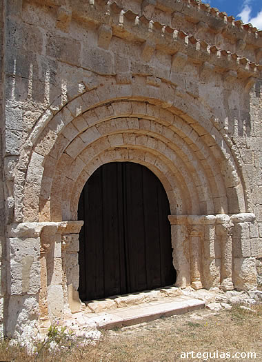 Portada de la ermita de Santib&aacute;&ntilde;ez de Esgueva