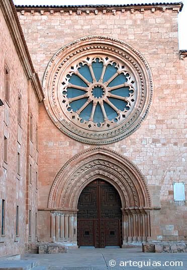 Impresionante fachada de la iglesia de Santa Mar&iacute;a de Huerta