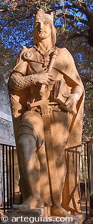 Estatua de Alfonso X El Sabio en el Alc&aacute;zar de C&oacute;rdoba