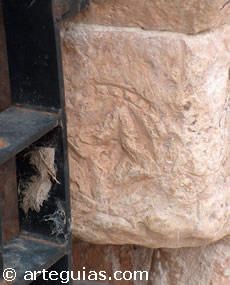 Roseta con c&iacute;rculo perlado, t&iacute;pca decoraci&oacute;n rom&aacute;nica segoviana en la fuente de Fresno de la Fuente