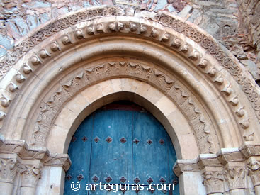 Portada de la iglesia de Gamarra Menor