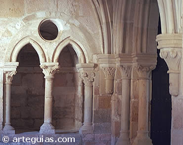 Puerta al refectorio y arquer&iacute;a interior en el Monasterio de Santa Mar&iacute;a de Huerta. Soria