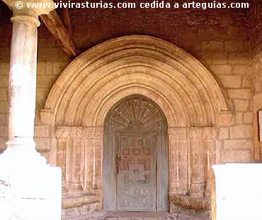 Portada g&oacute;tica en Santa Mar&iacute;a de Llas