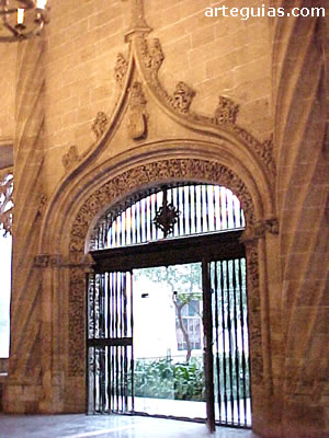 G&oacute;tico flam&iacute;gero: puerta de la Lonja de Valencia