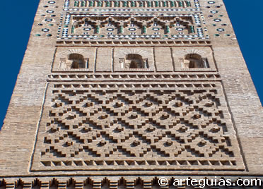 Torre mud&eacute;jar de la iglsia de La Magdalena. Zaragoza