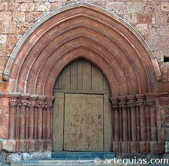Puerta occidental de la iglesia de Mahamud