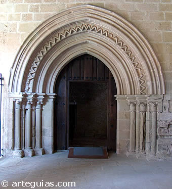Preciosa puerta tardorrom&aacute;nica de la iglesia del Monasterio de Ca&ntilde;as. La Rioja