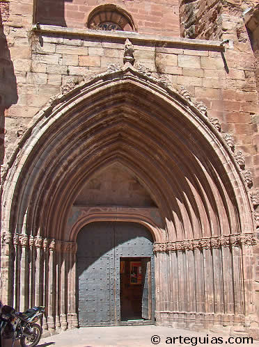 Portada de la iglesia g&oacute;tica de Mora de Rubielos. Teruel