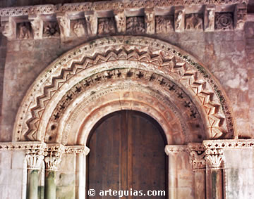 Decoraci&oacute;n geom&eacute;trica en lapuerta de Narzana. Asturias