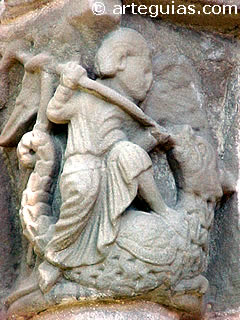 Capitel de la portada de Navarrete, junto a Logro&ntilde;o