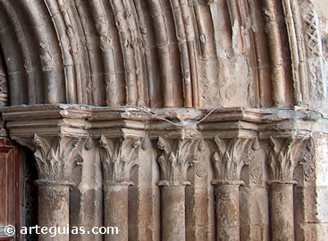 Detalle de la puerta norte de Alcocer. Rom&aacute;nico de la Alcarria