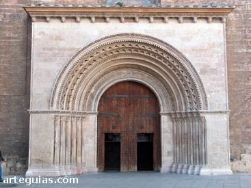 Puerta de tradici&oacute;n rom&aacute;nica del Palau. Catedral de Valencia