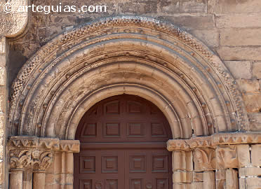 Portada meridional de la iglesia de Sabugo