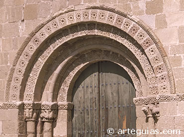 Portada de San Andr&eacute;s de &Aacute;vila. Las arquivoltas e impostas llevan innumerables rosetas de diversas formas y n&uacute;mero de p&eacute;talos.