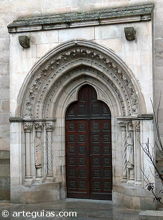 Puerta de la iglesia de los Franciscanos en Orense