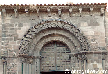 Portada de la iglesia de los Padres Franciscanos de Avil&eacute;s, Asturias