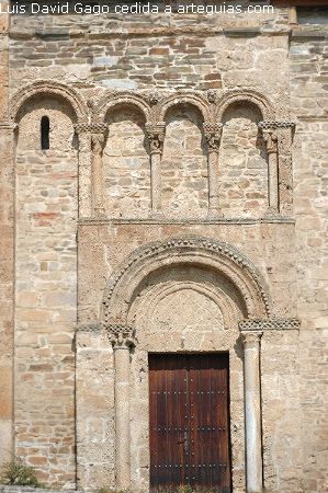 Portada de San Miguel de Corull&oacute;n. Joya del rom&aacute;nico de El Bierzo.